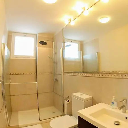 Facing The Ocean - Full Appt With 2 Double Bedroom 아파트