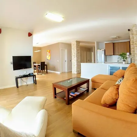 Facing The Ocean - Full Appt With 2 Double Bedroom 아파트 *