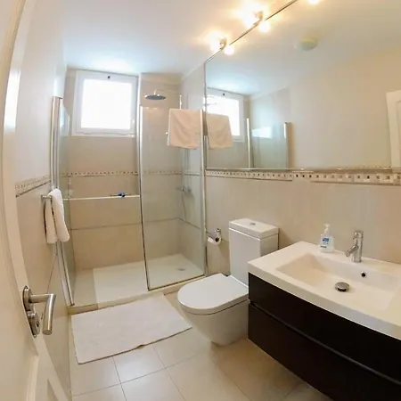 Apartment Facing The Ocean - Full Appt With 2 Double Bedroom *