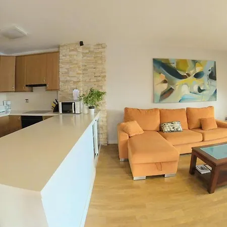 Facing The Ocean - Full Appt With 2 Double Bedroom *